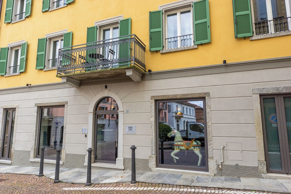 Arona Palace