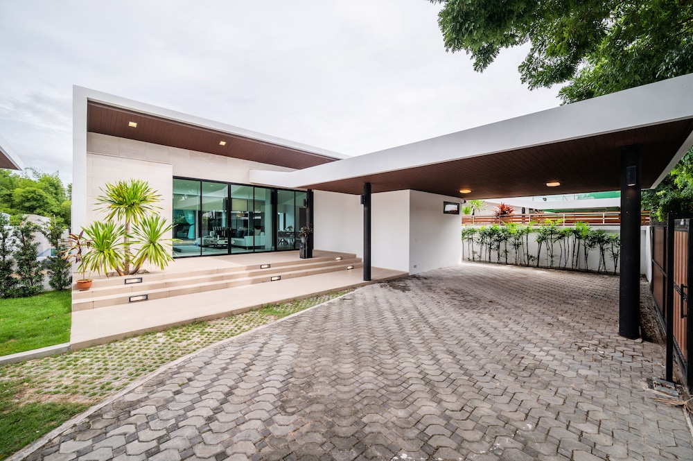 Hotel Mövenpick Pool Villa4BR-PrivatePool - Image 1