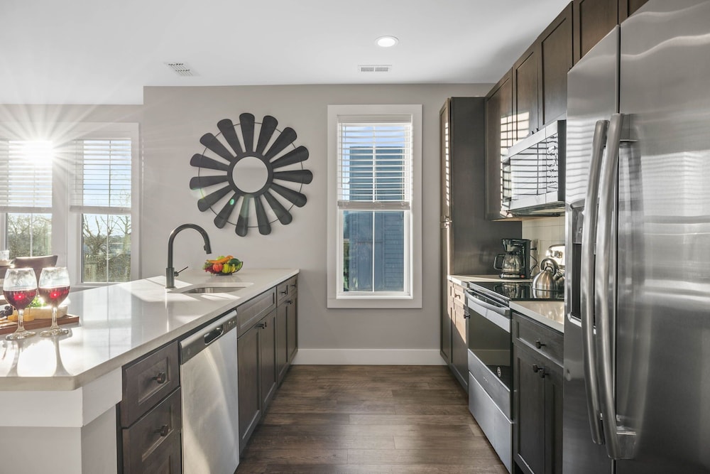 Pulse - Minutes to Broadway - Sleeps 6