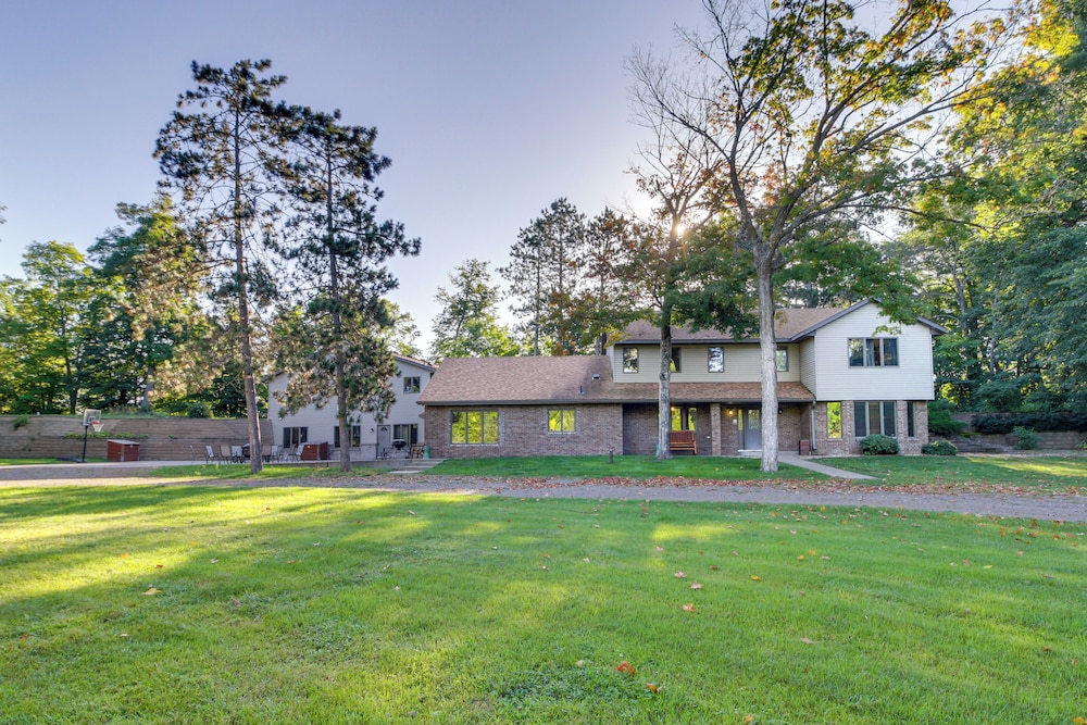 Mille Lacs Lake Cabin: Group Friendly! view 3