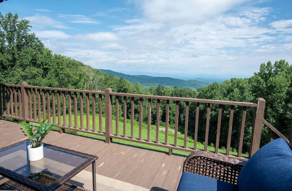 Blue Ridge Gateway Cabin With Mountain Views
