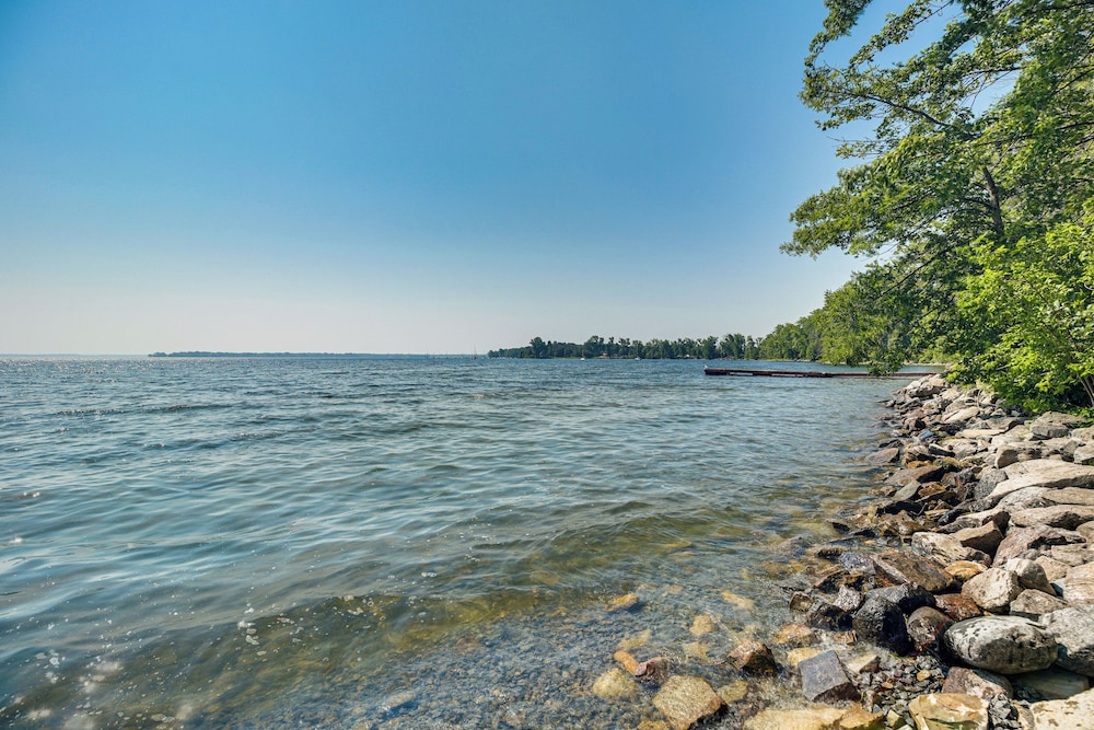 Grill Out, Play Pool: Huge Home on Lake Champlain!