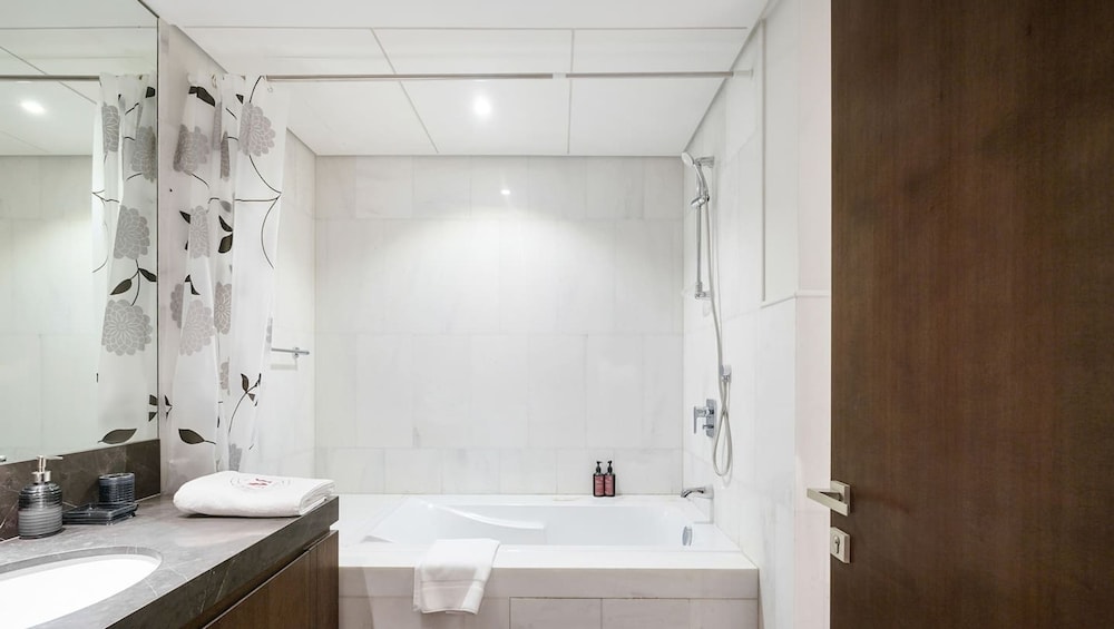 High Floor Lux 2BR nr Top Golf Dubai Marina JLT