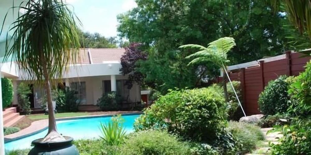 Woodmead Guest Lodge