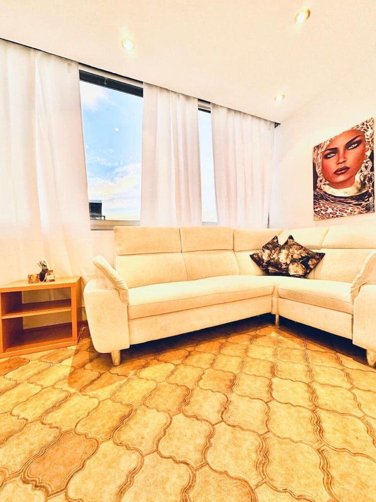 Cozy 7BR Villa Near Blumengarten