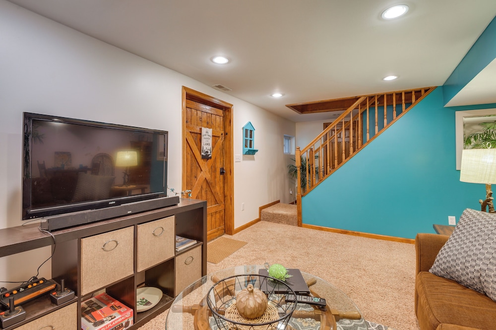 Lakefront Log Cabin Retreat w/ Hot tub + Kayaks!