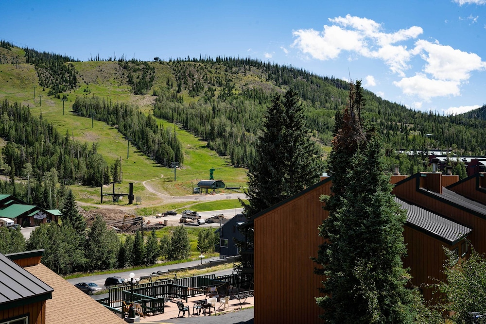 Brian Head Condo: Steps to Giant Steps Ski Lodge view 5