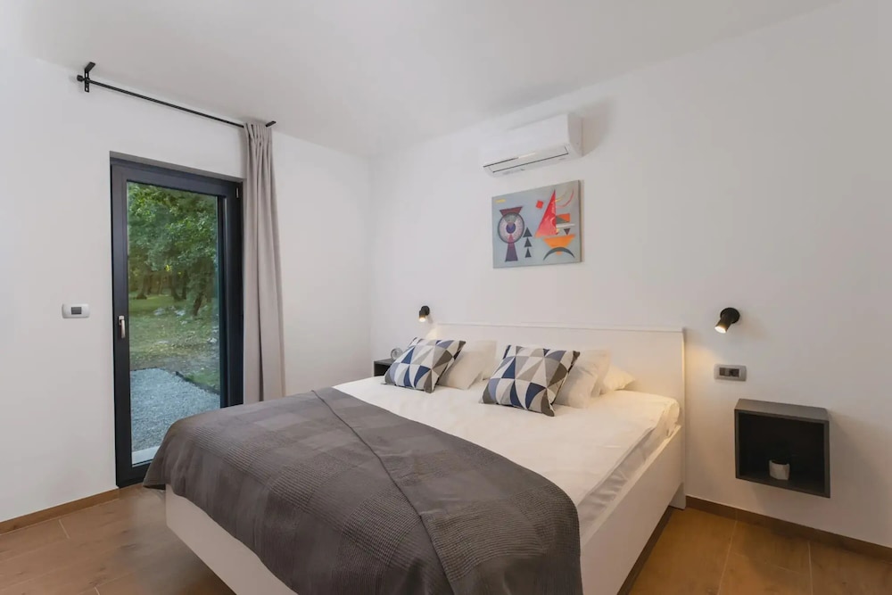 Photinia in Labin With 3 Bedrooms and 1 Bathrooms