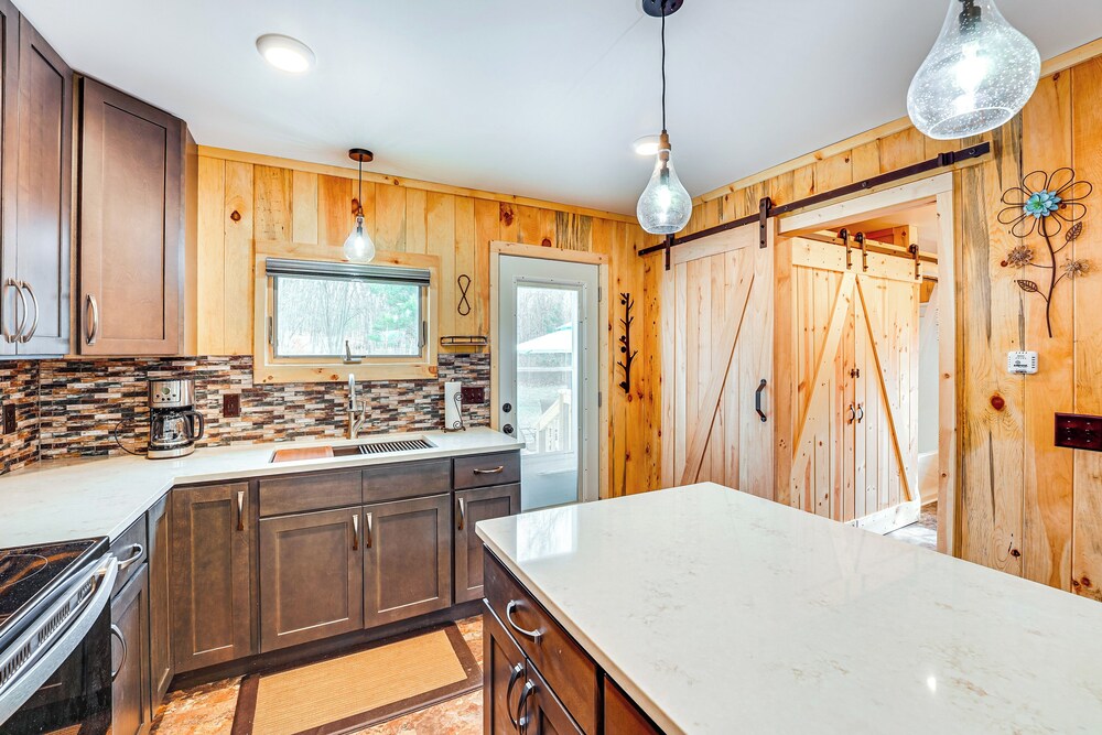 Boat, Fish & Hike: Cozy Getaway in Twin Lake!