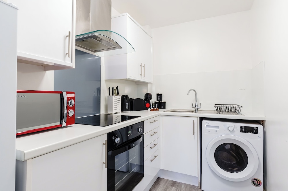 Whitchurch 2 Bedroom Flat near Hospital