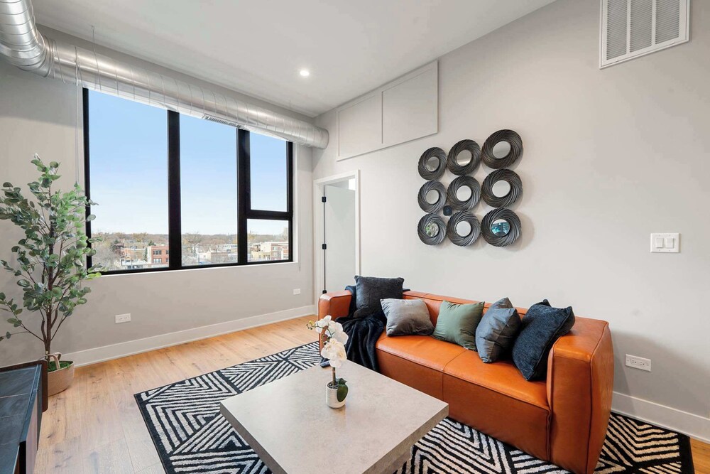 Edgewater Gem Stylish 2BR Apartment Near Lake