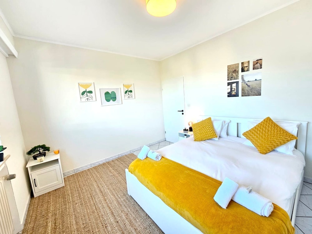 Chic Urban Stay 2BR with parking