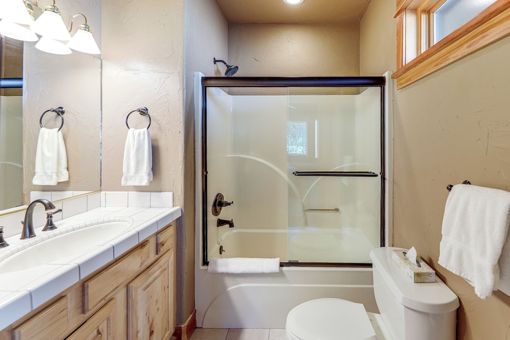 Ski-in/out, Hot Tub: Spacious Retreat in Whitefish