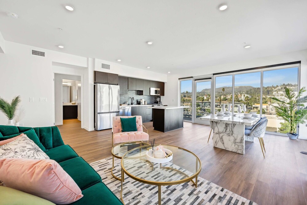 Luxury 2BR Hollywood Sign View by Oneluxstay
