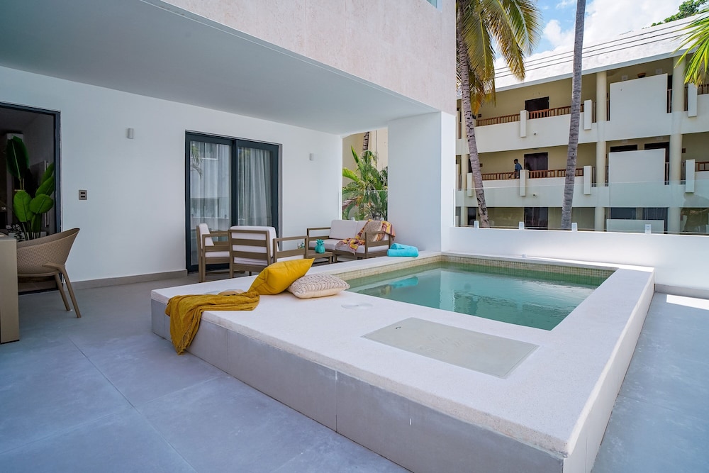Luxury 3 Bedroom Apartment at the Beach