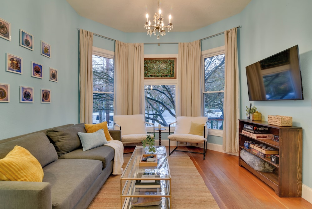 < 1 Mi to Moda Center: Walkable Portland Retreat!