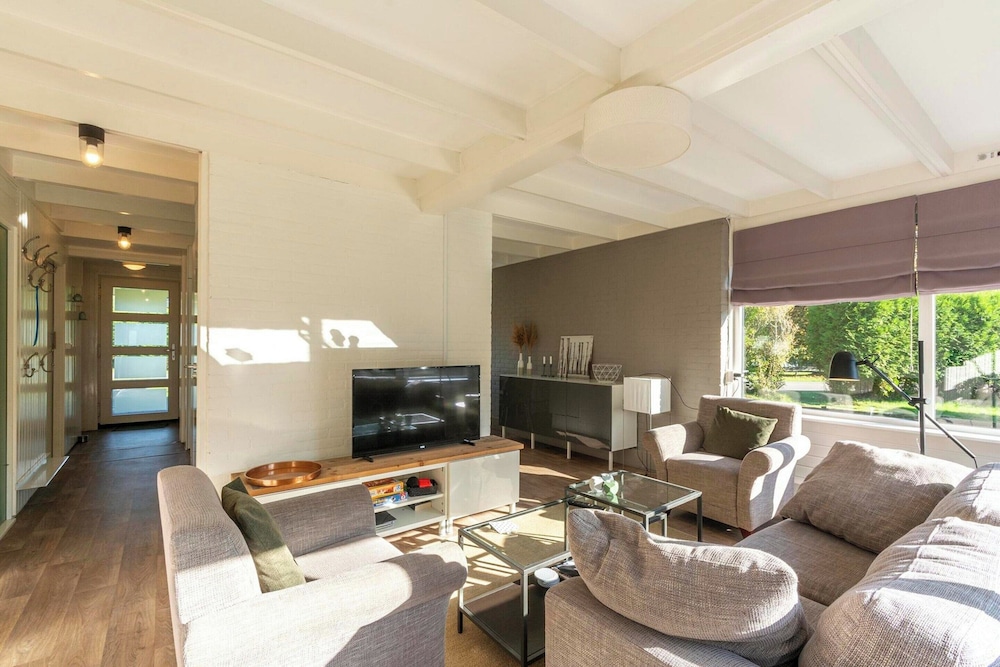 Bungalow in Sint Maartenszee Near Beach
