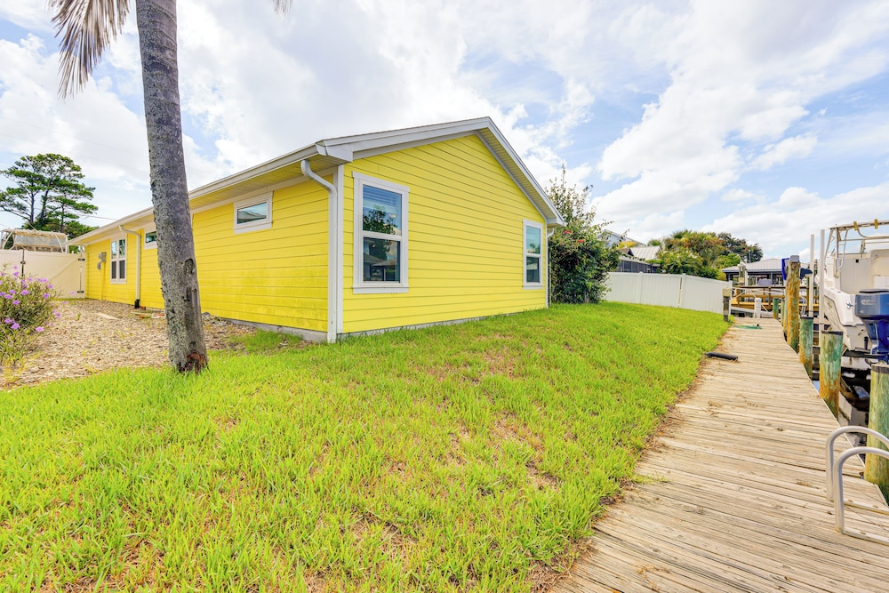 Canal-front Retreat 4 Mi to Jacksonville Beach!