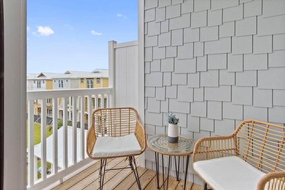 Luxury Beach Condo 5 Min Walk to Beach Shops