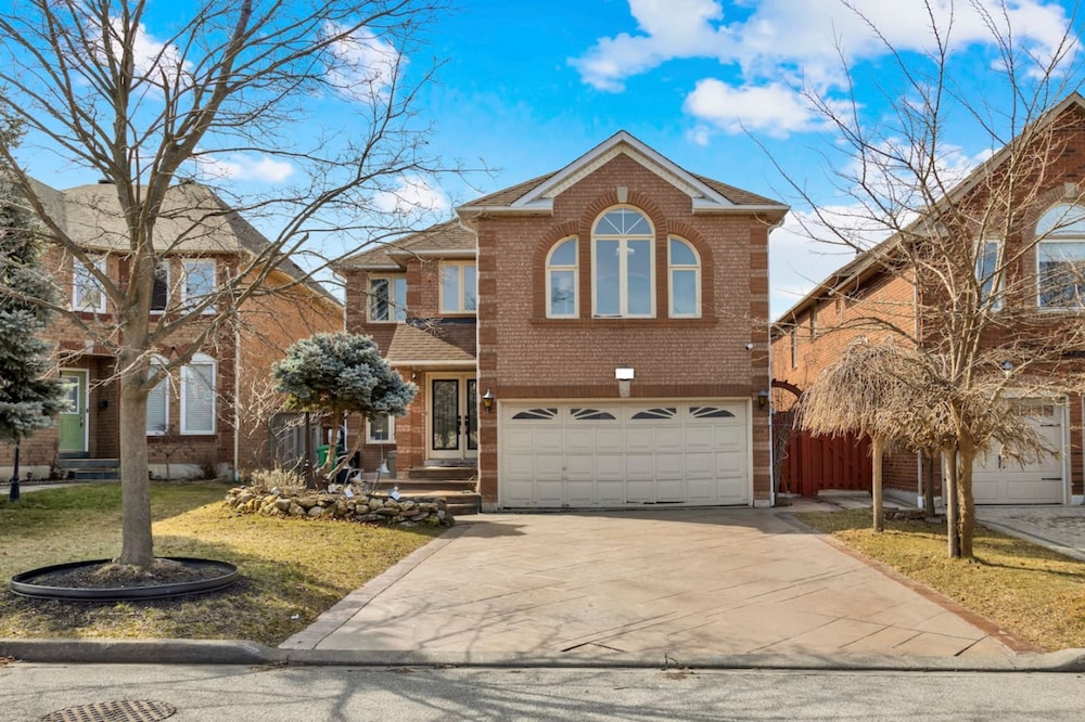 Mississauga Retreat Your Spacious 5-bedroom Home