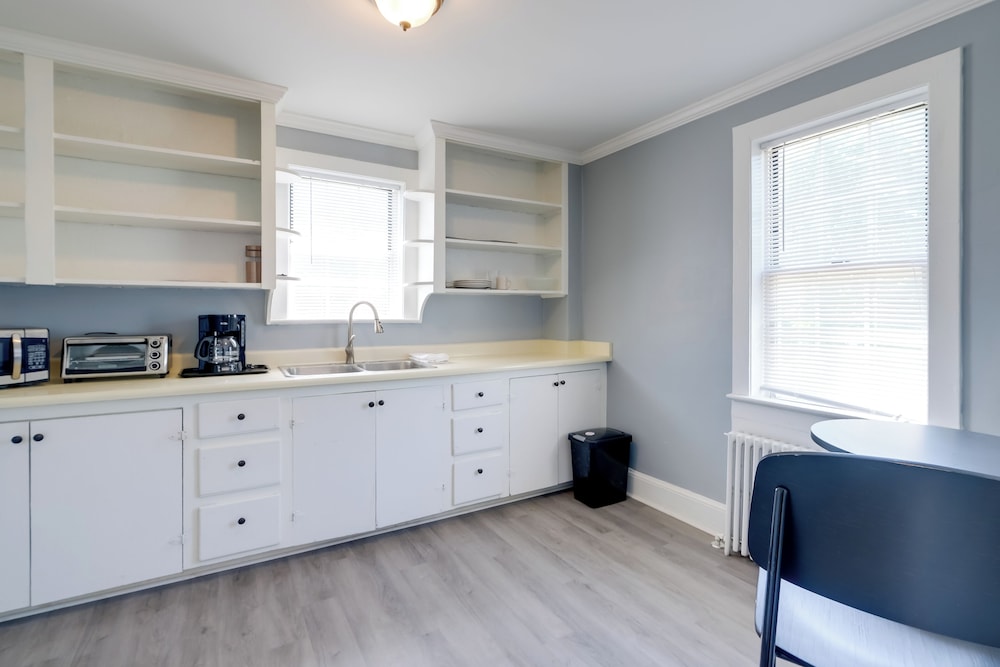 Near Shops, Eats & Trails: Loudon County Apt!