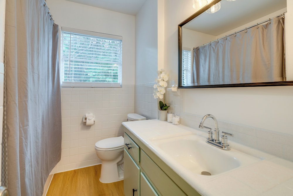 1/2 Mi to UT Austin Campus: Well-equipped Duplex!