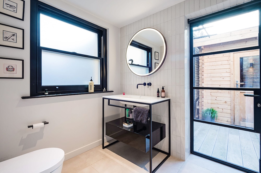 Notting Hill 2 Bed With Sauna - by Out of Office Lifestyle