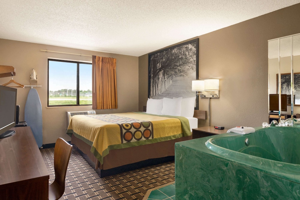 Super 8 by Wyndham Mayfield view 4