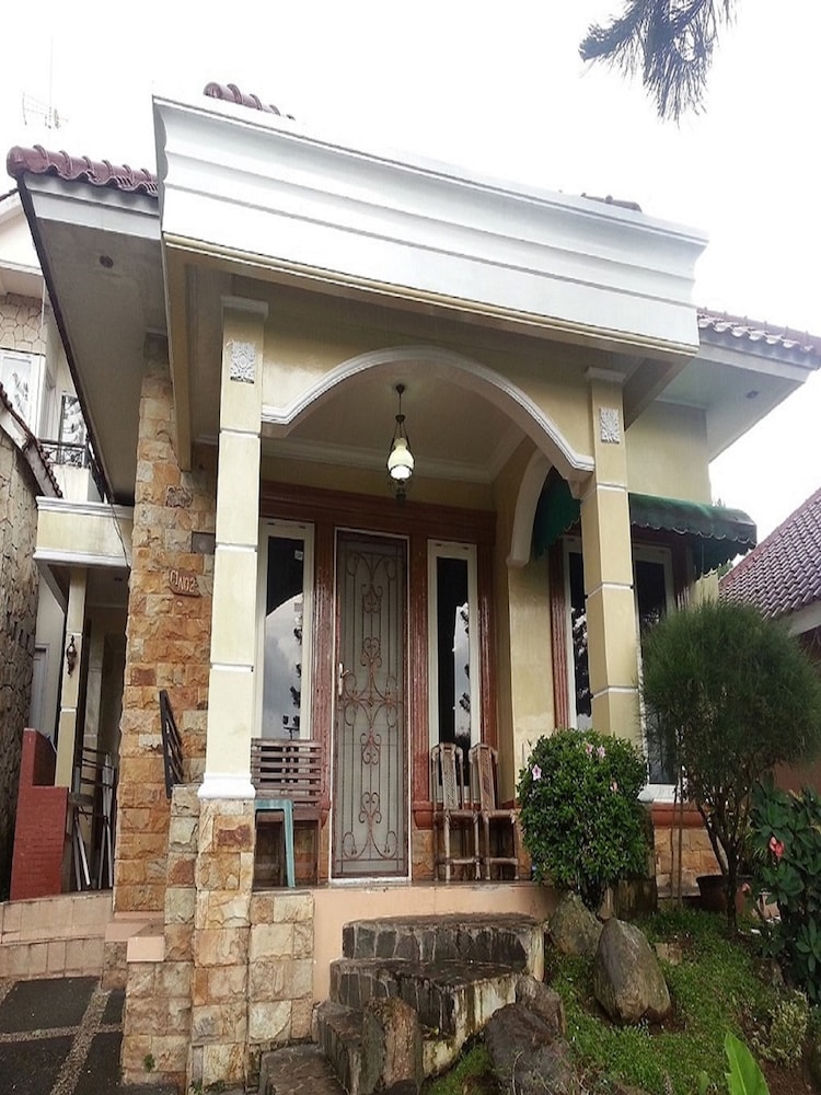 Villa Kota Bunga Violet