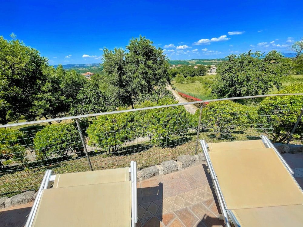 Charming Villa in Umbria - Sleeps 16 - Lake View - Pool, Jacuzzi and Events Room