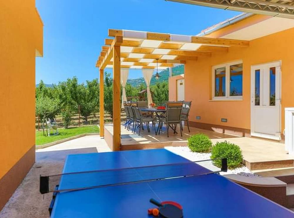 Kastel Luksic Scenic Villa With Pool
