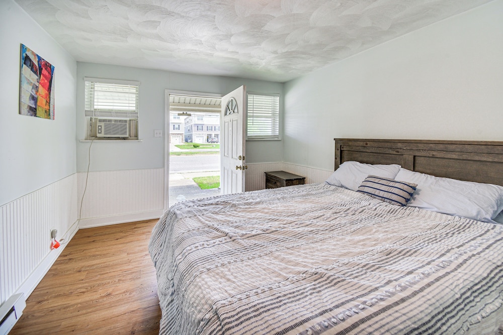 Walk to Beach & Chesapeake Bay: Norfolk Retreat!