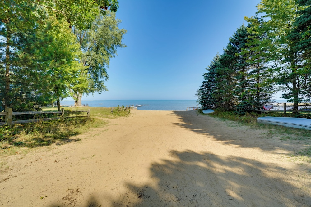 1 Mi to Public Beach: Port Austin Cabin w/ Hot Tub