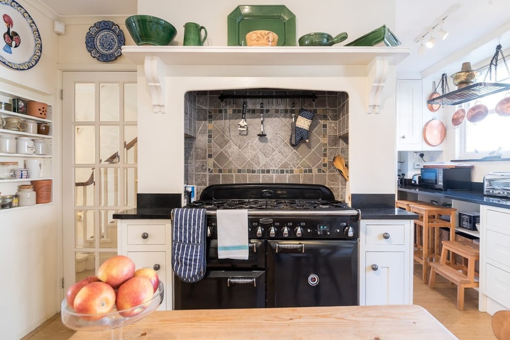 Elegant 3 Bedroom Home Located in South Kensington