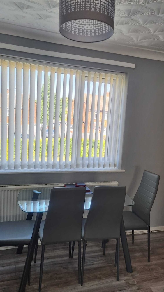 Doncaster-house-sleeps8-parking-garden