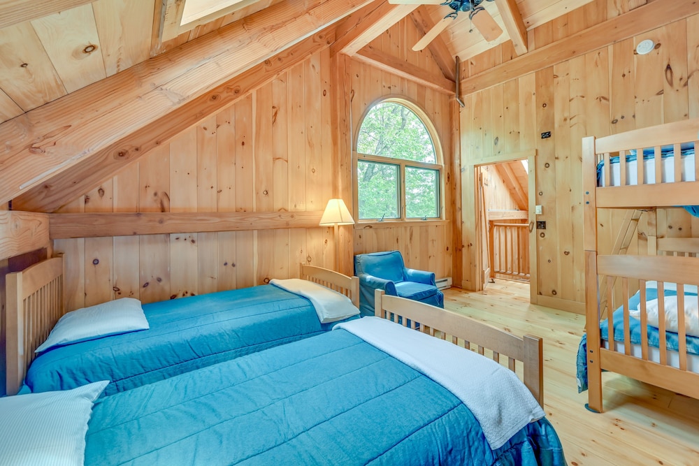 Lakefront Westhampton Cabin w/ Beach + Kayaks!