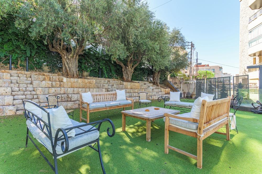 GlassHaus Rooftop 2-BR & Pool in Ghazir