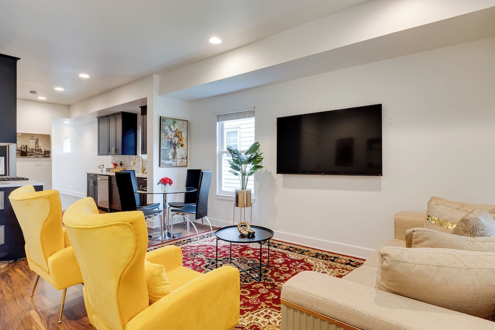 Walk to Parks: Dog-friendly Gem in Indianapolis!