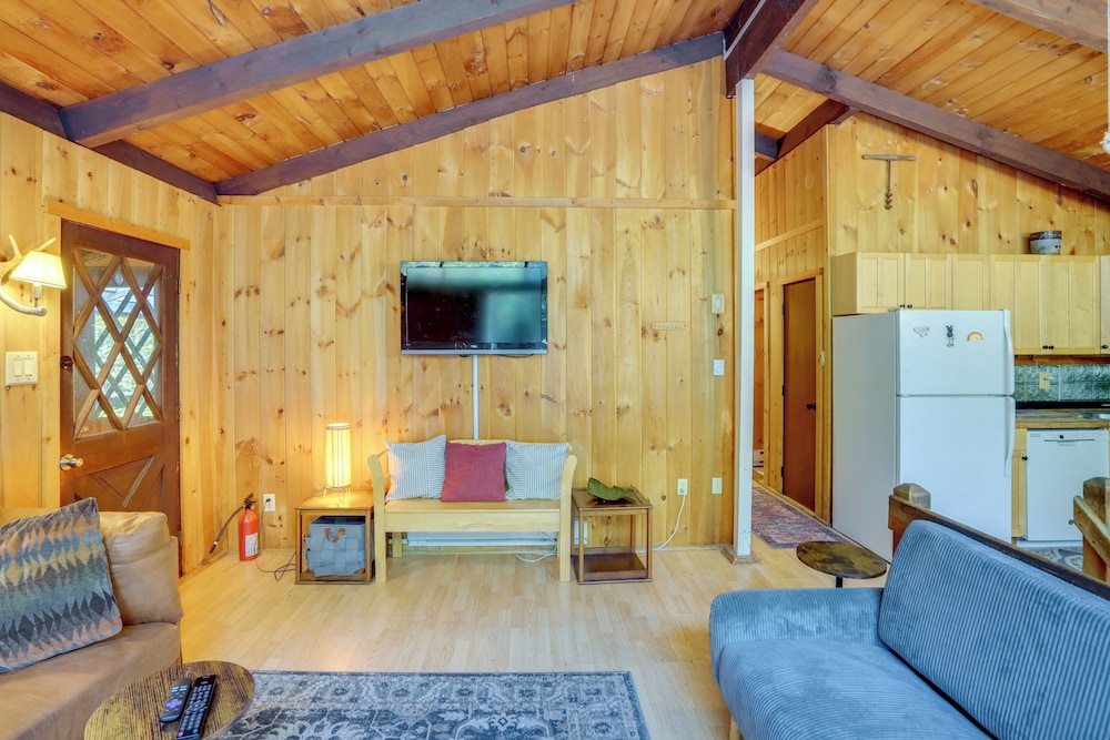 Treehouse Chalet Near Mt. Snow w/ On-site Trails!