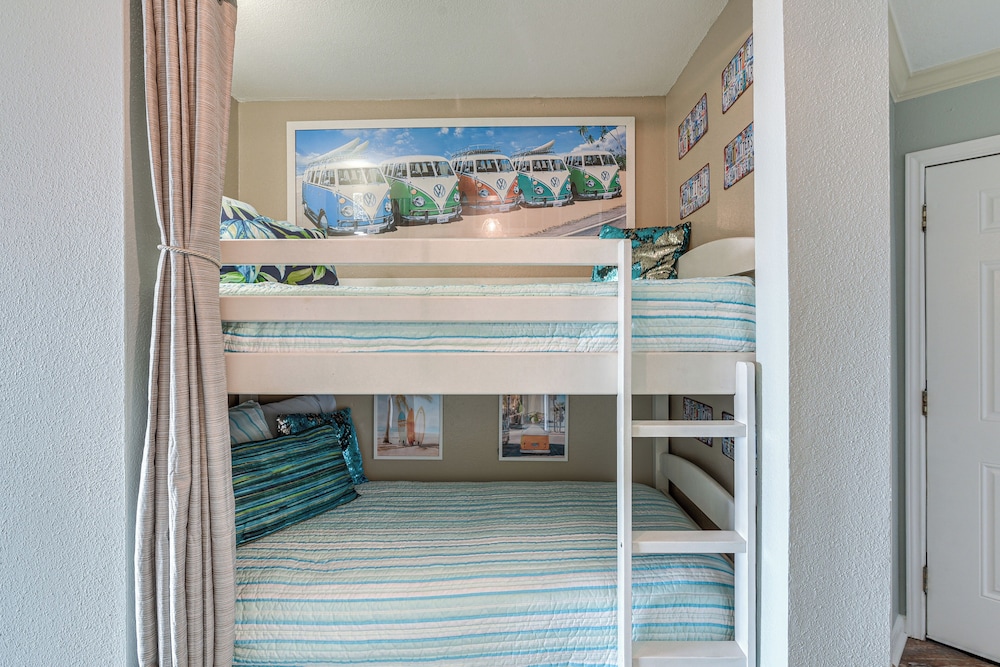 Pool & Hot Tub Access: Beachside Galveston Condo!