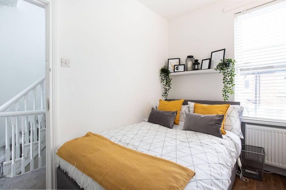 Luxurious 4-bedroom Home on Trendy Ormeau, Belfast view 2