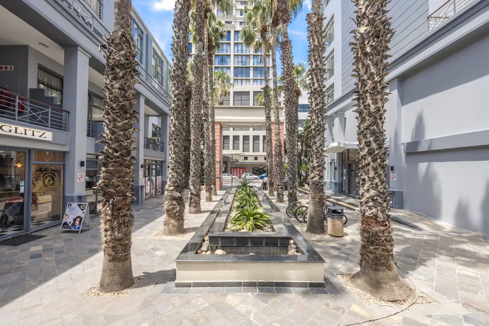 Bright 2 Bedroom Apartment in the Heart of Town view 3
