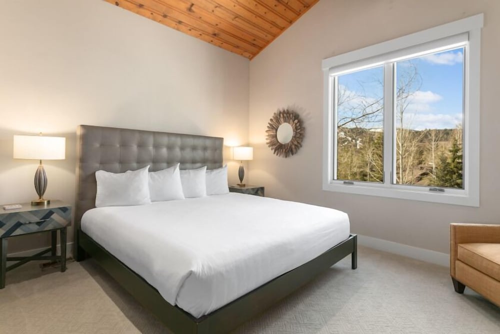 2540 Queen Esther Dr - 5 Bedroom Home with Spa 5 Home