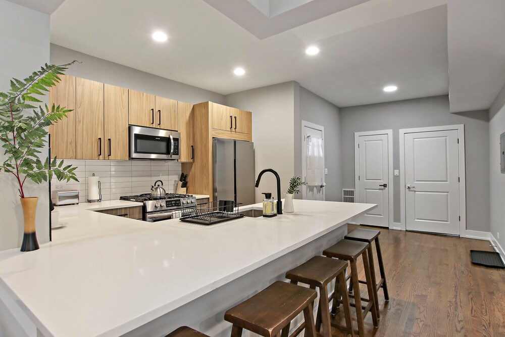 3BR Well-Furnished Apt - Kedzie 3F