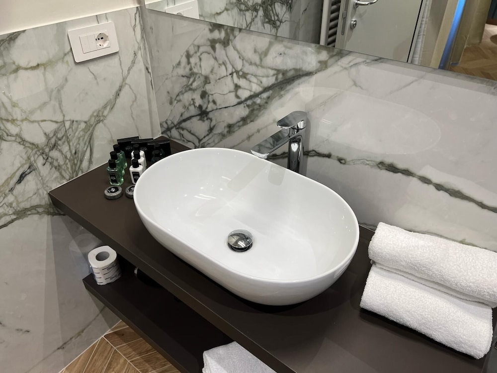 RossoVino Milano Boutique