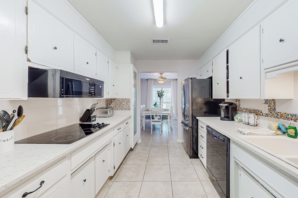 3BR Next to Park w/ Large Yard, AC & W & D