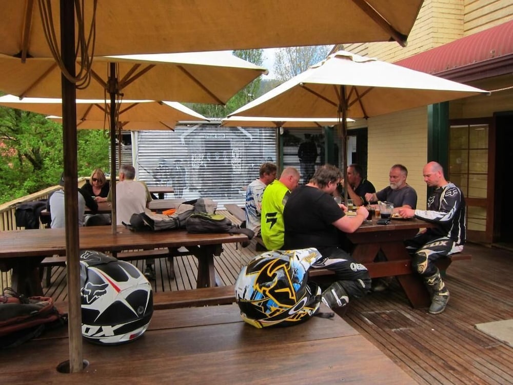 Harrietville Snowline Hotel