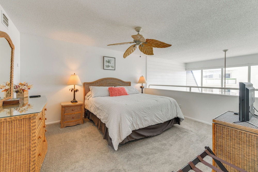 Beachfront Condo w/ Balcony on Manasota Key