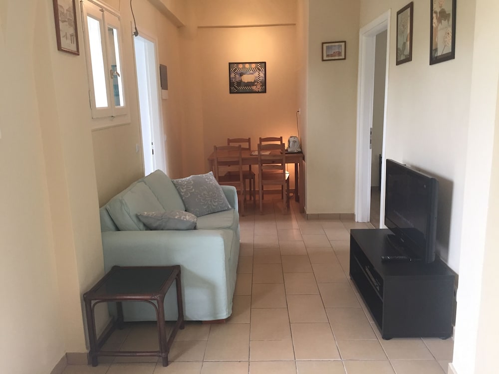 The Mayflower Studios & Apartments photo 4