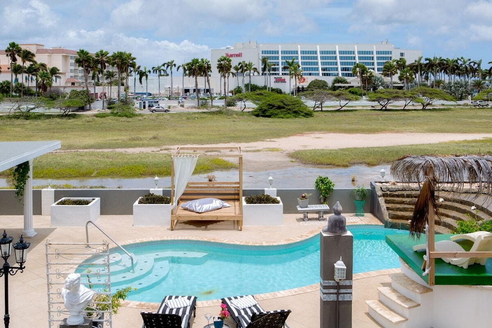 Deluxe Suite Deluxe Suite - Kitchenette- Walk to Marriott Beach